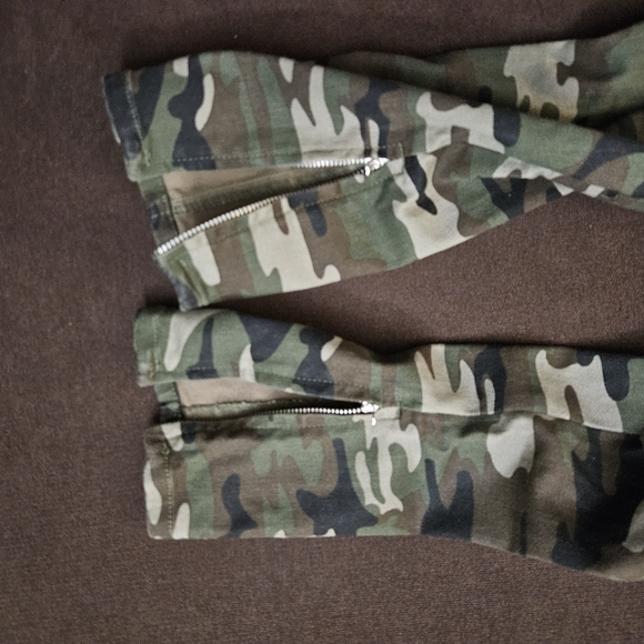 Forever 21 Jeans Camouflage Jeans with pockets. - Picture 6 of 11